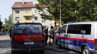Christian F., flankiert von Justizwachebeamten und begleitet von seinen Anwältinnen Astrid ...