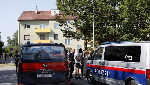 Christian F., flankiert von Justizwachebeamten und begleitet von seinen Anwältinnen Astrid ...