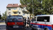 Christian F., flankiert von Justizwachebeamten und begleitet von seinen Anwältinnen Astrid ...