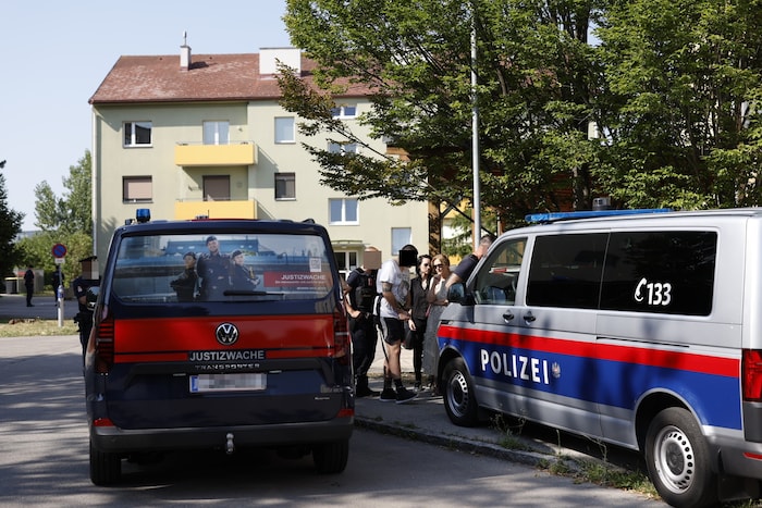Christian F., flankiert von Justizwachebeamten und begleitet von seinen Anwältinnen Astrid ...