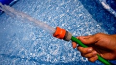 Poolfüllungen sind in Litzelsdorf derzeit tabu. Wer gegen die Sparmaßnahmen verstößt, muss mit ...