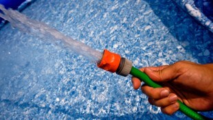 Wasser wird knapp, doch der Pool will gefüllt werden: Darf die Gemeinde den privaten Badespaß ...