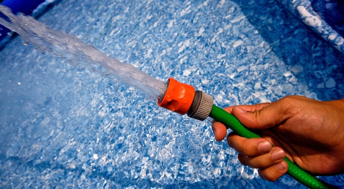 Poolfüllungen sind in Litzelsdorf derzeit tabu. Wer gegen die Sparmaßnahmen verstößt, muss mit ...