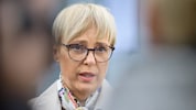 Nataša Pirc Musar bereut, keinen Gurt angelegt zu haben – die Schlüsselbeinfraktur sei sehr ...