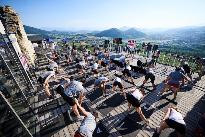 Die Sonnenterrasse auf der Burg Taggenbrunn wurde zum Fitnessstudio umfunktioniert.