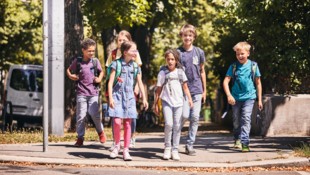 WERDE ZUM SCHULWEG-PROFI! Unsere beiden Schulweg-Profis zeigen dir, worauf du auf deinem Weg zur ...