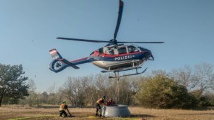 Die Flugpolizei im Innenministerium und die Wiener Berufsfeuerwehr im vereinten Kampf gegen die ...