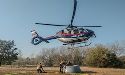 Die Flugpolizei im Innenministerium und die Wiener Berufsfeuerwehr im vereinten Kampf gegen die ...