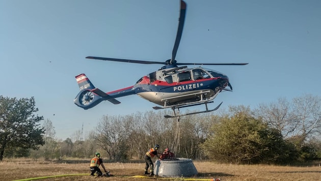 Die Flugpolizei im Innenministerium und die Wiener Berufsfeuerwehr im vereinten Kampf gegen die ...