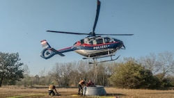Die Flugpolizei im Innenministerium und die Wiener Berufsfeuerwehr im vereinten Kampf gegen die ...