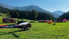 Die Libelle Tirol flog Feuerwehrmänner und Bergretter zum Brandort.