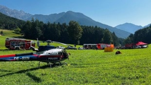 Die Libelle Tirol flog Feuerwehrmänner und Bergretter zum Brandort.