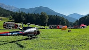 Die Libelle Tirol flog Feuerwehrmänner und Bergretter zum Brandort.