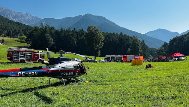 Die Libelle Tirol flog Feuerwehrmänner und Bergretter zum Brandort.