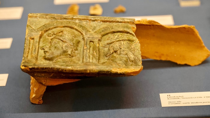 Die Archäologen fanden alte Kacheln...