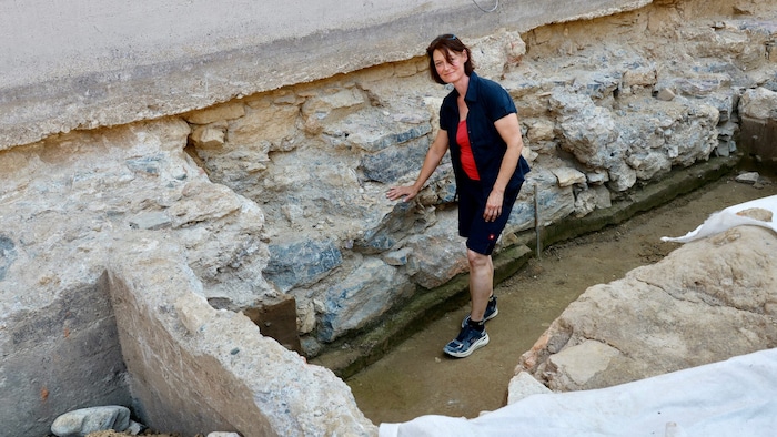 Archäologin Gudrun Praher-Malderle vor der alten Stadtmauer