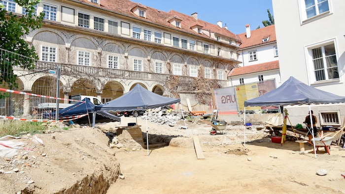Hier arbeiten aktuell Archäologinnen, bevor im September der Stadtwald entsteht