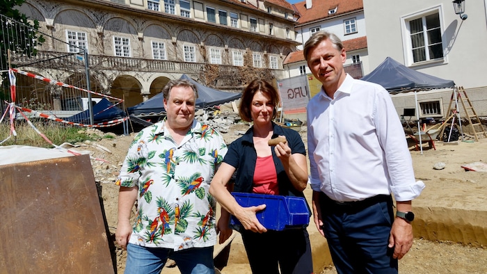 Oliver Mauko, Projektleiter beim Land Steiermark, Archäologin Gudrun Praher-Malderle und ...