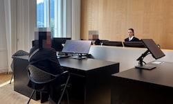 Die Angeklagte gab sich vor Gericht sehr wortkarg. Sie war sichtlich nervös und angespannt.