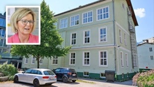 Krone KREATIV/Wolfgang Spitzbart/Reinhard Hörmandinger Das alte Schulgebäude in der Schulgasse 11 soll verkauft werden. Bürgermeisterin Ines Schiller ...