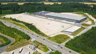 Wo früher Bäume standen, ist jetzt eine Halle und bald auch ein Batteriespeicher.