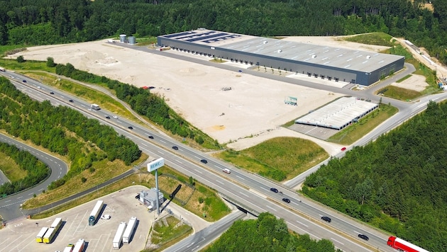 Wo früher Bäume standen, ist jetzt eine Halle und bald auch ein Batteriespeicher.