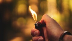 Mit einem Feuerzeug zündete der Angeklagte zig Gegenstände an.