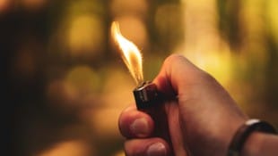 Mit einem Feuerzeug zündete der Angeklagte zig Gegenstände an.
