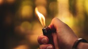 Mit einem Feuerzeug zündete der Angeklagte zig Gegenstände an.