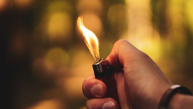 Mit einem Feuerzeug zündete der Angeklagte zig Gegenstände an.