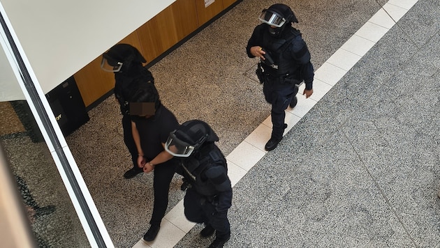 Hier wird der nun rechtskräftig verurteilte Afghane wieder ins Gefängnis gebracht.