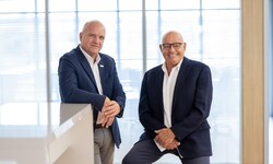 AK-NÖ-Präsident Markus Wieser (l.) freut sich auf die Premiere von Wolfgang Böcks neuem Programm ...
