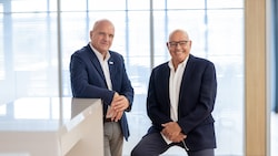 AK-NÖ-Präsident Markus Wieser (l.) freut sich auf die Premiere von Wolfgang Böcks neuem Programm ...