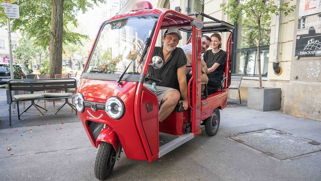 Mit einem Elektro-Dreirad wie diesem werden Fahrgäste durch Graz kutschiert.