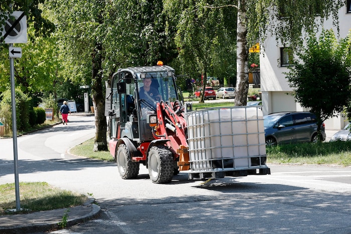 In Mattsee wird Brauchwasser in Tank zum Gießen am Friedhof geliefert, um wertvolles Trinkwasser ...