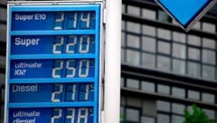 Steigende Erdölpreise machen sich rasch an den Tankstellen bemerkbar.