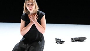 Elsa Dreisig (Fiordiligi) steht in Loys Inszenierung im Zentrum.