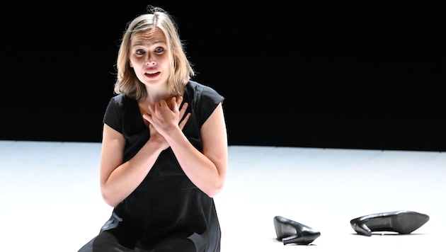 Elsa Dreisig (Fiordiligi) steht in Loys Inszenierung im Zentrum.