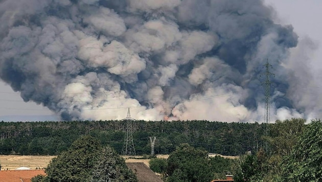 The column of smoke was also visible from the A2 highway as far back as Mödling.