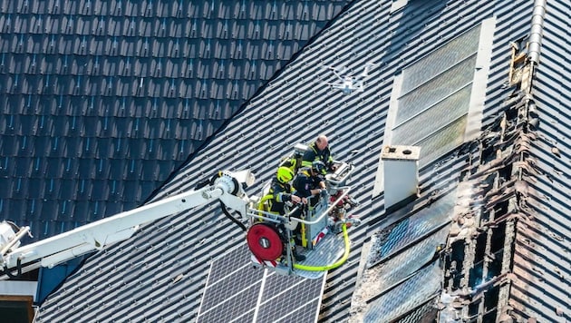 A drone (hovering above the work basket) was also deployed during the fire in Weißenkirchen/A.