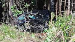 Das Auto landete im Wald und ist ein Totalschaden. 