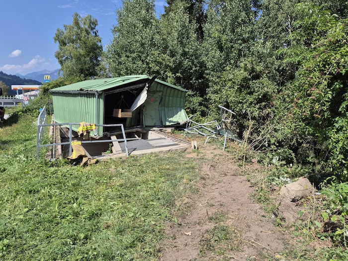 Das Fahrzeug prallte in diese Bauhütte und wurde dann in den Wald geschleudert.