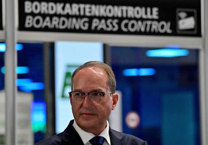 Alexander Dobrindt am Mittwochabend bei einer Pressekonferenz am Flughafen Leipzig