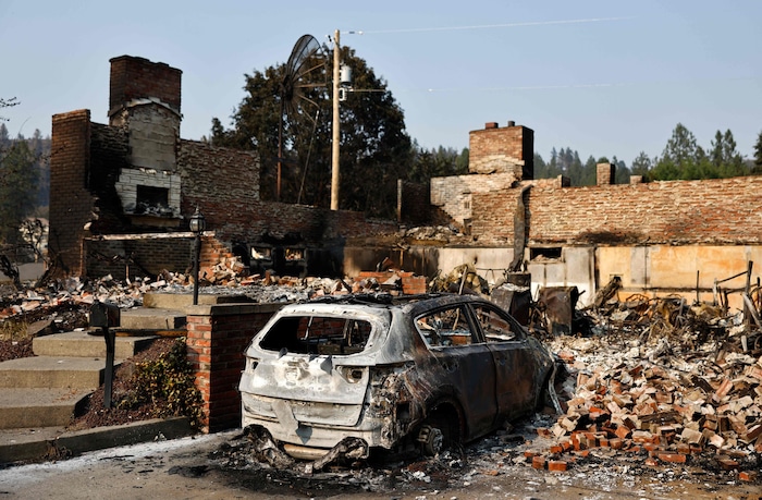 Nur Asche und Trümmer: Das Old Trails Fire vernichtete in der Region Spokane Hunderte Gebäude, ...