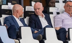 Gianni Infantino (Mitte) an der Seite seines Generalsekretärs Mattias Grafström (li.)