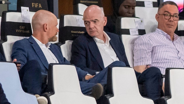 Gianni Infantino (Mitte) an der Seite seines Generalsekretärs Mattias Grafström (li.)