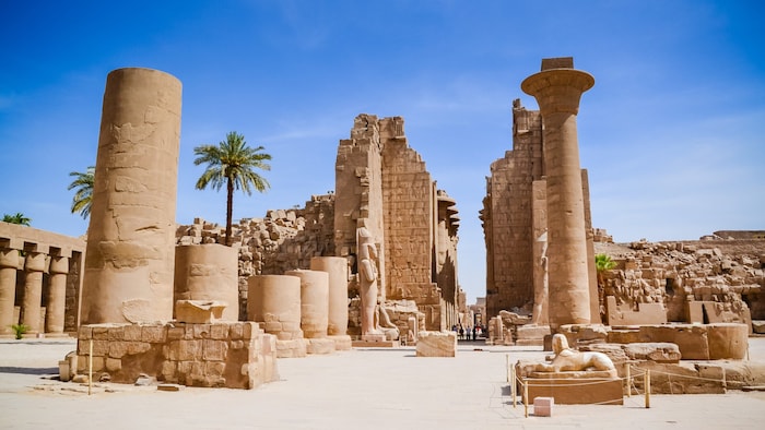 Säulen, Statuen und Sphingen: Der Karnak-Tempel in Luxor gilt als die größte Tempelanlage in ...