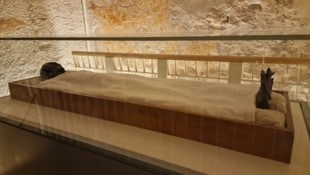 Luxor: Wer das Tal der Könige besucht, kann in der Grabkammer KV 62 Tutanchamun – er wurde mit ...