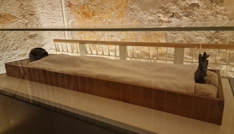 Luxor: Wer das Tal der Könige besucht, kann in der Grabkammer KV 62 Tutanchamun – er wurde mit ...