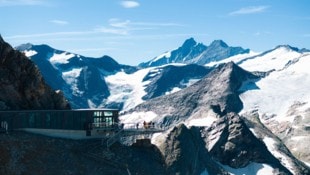 Das Kitzsteinhorn ist bequem vom Tal über 2261 Höhenmeter durch vier Klimazonen mit den ...